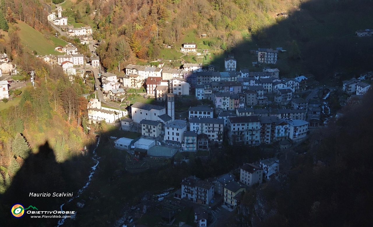 04 Ornica. All'estrema destra la contrada Rasega, partenza del sentiero....JPG